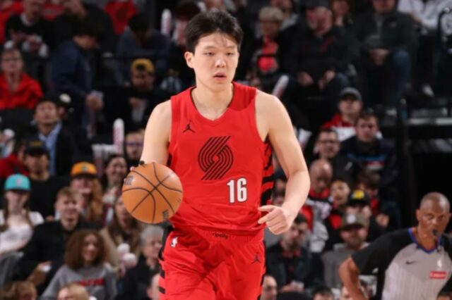 Yang Hansen nº 16 do Portland Trail Blazers dribla a bola durante o jogo contra o Washington Wizards em 29 de março de 2026 no Moda Center Arena em Portland, Oregon.  