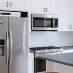 o bluetti frigoríficopower fica acima de uma geladeira