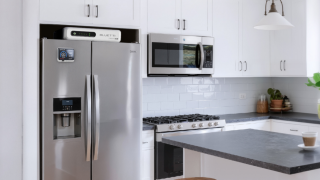 o bluetti frigoríficopower fica acima de uma geladeira