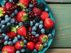 Bomba de fibra de 60 calorias pode aumentar a memória, melhorar o envelhecimento da pele e até combater doenças gengivais Uma mistura de frutas maduras e coloridas em uma tigela turquesa, incluindo mirtilos, morangos, framboesas, amoras e groselhas, sobre um fundo de madeira rústico.