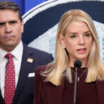 ARQUIVO - A procuradora-geral Pam Bondi ouve enquanto faz o teste antes de uma audiência de supervisão do Comitê Judiciário da Câmara no Capitólio, em Washington, 11 de fevereiro de 2026, em Washington. (Foto AP/Tom Brenner, arquivo)
