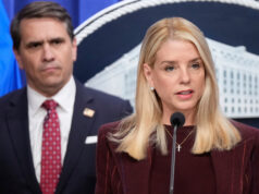 Bondi está fora, Blanche está dentro – por enquanto ARQUIVO - A procuradora-geral Pam Bondi ouve enquanto faz o teste antes de uma audiência de supervisão do Comitê Judiciário da Câmara no Capitólio, em Washington, 11 de fevereiro de 2026, em Washington. (Foto AP/Tom Brenner, arquivo)