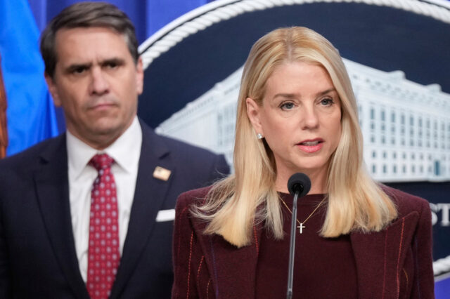 ARQUIVO - A procuradora-geral Pam Bondi ouve enquanto faz o teste antes de uma audiência de supervisão do Comitê Judiciário da Câmara no Capitólio, em Washington, 11 de fevereiro de 2026, em Washington. (Foto AP/Tom Brenner, arquivo)