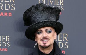 Boy George rebate ativistas anti-Israel que o criticaram por participar da Eurovisão Boy George respondeu aos ativistas anti-Israel que o criticaram por participar da Eurovisão depois que os chefes da competição musical se recusaram a proibir o país de competir