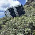 Uma pessoa morreu e pelo menos 14 ficaram feridas depois que um ônibus turístico caiu em uma ravina em uma ilha popular nas Canárias