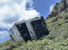 Brit morto quando ônibus turístico que transportava turistas do Reino Unido cai em uma ravina, deixando outros 14 feridos, nas Ilhas Canárias Uma pessoa morreu e pelo menos 14 ficaram feridas depois que um ônibus turístico caiu em uma ravina em uma ilha popular nas Canárias