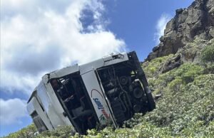Brit morto quando ônibus turístico que transportava turistas do Reino Unido cai em uma ravina, deixando outros 14 feridos, nas Ilhas Canárias Uma pessoa morreu e pelo menos 14 ficaram feridas depois que um ônibus turístico caiu em uma ravina em uma ilha popular nas Canárias