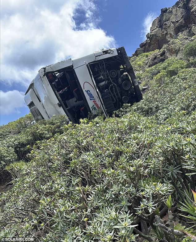 Brit morto quando ônibus turístico que transportava turistas do Reino Uma pessoa morreu e pelo menos 14 ficaram feridas depois que um ônibus turístico caiu em uma ravina em uma ilha popular nas Canárias