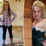 Britney Spears posando com uma camisa xadrez, calças escuras e sandálias com as mãos nos quadris, em uma sala de azulejos com portas de ferro ornamentadas que levam para fora.