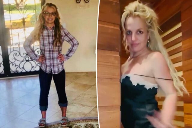 Britney Spears posando com uma camisa xadrez, calças escuras e sandálias com as mãos nos quadris, em uma sala de azulejos com portas de ferro ornamentadas que levam para fora.