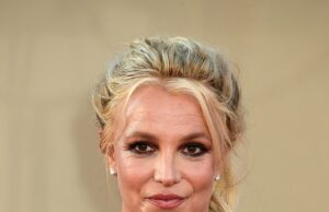 Britney Spears se interna na reabilitação semanas após prisão por dirigir alcoolizada Britney Spears, 44, entrou em uma clínica de reabilitação para procurar tratamento para problemas de abuso de substâncias após sua prisão por dirigir alcoolizada; Ela é vista em 2019