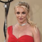 Britney Spears se interna voluntariamente na reabilitação após prisão por dirigir alcoolizada