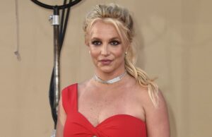 Britney Spears se interna voluntariamente na reabilitação após prisão por dirigir alcoolizada Britney Spears se interna voluntariamente na reabilitação após prisão por dirigir alcoolizada