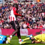 Brobbey, do Sunderland, merecia vermelho por falta sobre Romero, do Spurs, diz painel da Premier League