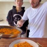 Brooklyn Beckham é ridicularizado em seu último vídeo de culinária por ‘ferver um pouco de macarrão’, enquanto os fãs percebem que ele está segurando seu relógio favorito de £ 220 mil, presenteado pelo pai David