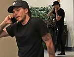Brooklyn Beckham parece receber um telefonema tenso durante um passeio em Los Angeles depois da última 'escavação' da esposa Nicola Peltz sobre a mãe Victoria em meio a uma rivalidade familiar