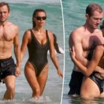 Brooks Nader e Taron Egerton dão um mergulho durante um encontro romântico na praia na Austrália