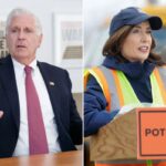 Governadora Kathy Hochul em um pódio com uma placa dizendo