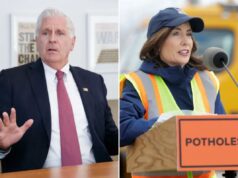 Bruce Blakeman processa depois que o painel controlado por Dem lhe nega fundos correspondentes: ‘Kathy Hochul tentou fraudar o sistema’ Governadora Kathy Hochul em um pódio com uma placa dizendo