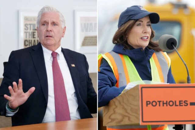 Governadora Kathy Hochul em um pódio com uma placa dizendo 