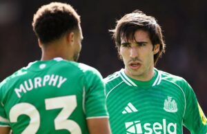 Bryan Robson alerta o Man Utd sobre o maior obstáculo que eles enfrentam para contratar um meio-campista altamente cotado da Premier League neste verão Bryan Robson alerta o Man Utd sobre o maior obstáculo que eles enfrentam para contratar um meio-campista altamente cotado da Premier League neste verão