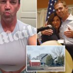 Bryon Noem posando para uma selfie usando seios falsos sob uma camiseta azul clara.