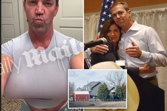 Bryon Noem posando para uma selfie usando seios falsos sob uma camiseta azul clara.