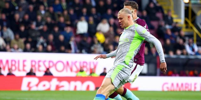 Burnley x Manchester City - Premier League AO VIVO: último placar e atualizações com Erling Haaland abrindo o placar apenas CINCO minutos após o confronto em Turf Moor, enquanto a equipe de Pep Guardiola tenta ultrapassar o Arsenal na corrida pelo título

