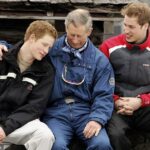 Príncipe Harry fotografado com seu pai, o então Príncipe Charles, e o Príncipe William durante as férias de esqui da Família Real em março de 2005