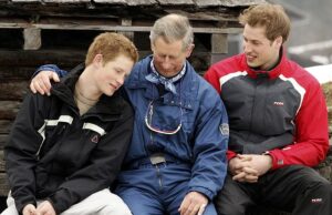 CADERNO DE ALEXANDRA SHULMAN: Harry esqueceu tudo o que Charles fez por ele? Príncipe Harry fotografado com seu pai, o então Príncipe Charles, e o Príncipe William durante as férias de esqui da Família Real em março de 2005