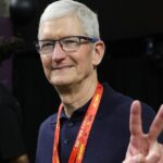 Tim Cook, CEO da Apple, observa em campo antes do Super Bowl LIX entre o Kansas City Chiefs e o Philadelphia Eagles no Caesars Superdome em 9 de fevereiro de 2025 em Nova Orleans, Louisiana.