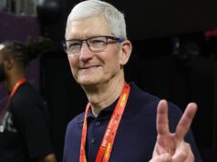 CEO da Apple, Tim Cook, deixará o cargo após 15 anos Tim Cook, CEO da Apple, observa em campo antes do Super Bowl LIX entre o Kansas City Chiefs e o Philadelphia Eagles no Caesars Superdome em 9 de fevereiro de 2025 em Nova Orleans, Louisiana.