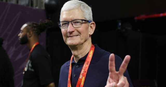 Tim Cook, CEO da Apple, observa em campo antes do Super Bowl LIX entre o Kansas City Chiefs e o Philadelphia Eagles no Caesars Superdome em 9 de fevereiro de 2025 em Nova Orleans, Louisiana.