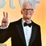 O titã do Vale do Silício confirmou na segunda-feira que seu CEO de longa data, Tim Cook, deixará seu cargo atual e fará a transição para o cargo de presidente executivo