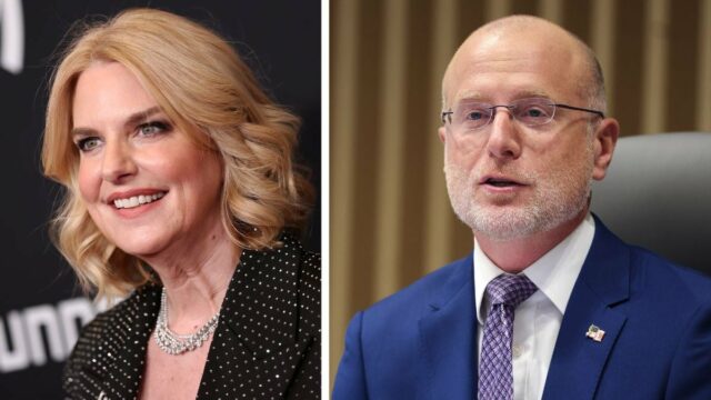 Donald Trump fala com Brendan Carr em 19 de novembro de 2024 em Brownsville, Texas. (Brandon Bell/Imagens Getty)