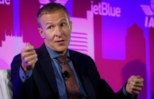 CEO da United Airlines apresentou parceria com a American Airlines em reunião com Trump, dizem fontes CEO da United Airlines apresentou parceria com a American Airlines em reunião com Trump, dizem fontes