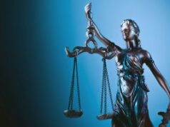 CFTC processa Wisconsin por crescente regulamentação do mercado de luta contra previsão Uma estátua da Senhora Justiça segurando balanças em frente a um fundo azul.