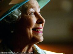 CHRISTOPHER STEVENS analisa Rainha Elizabeth II: Sua História, Nosso Século: Capturado em um clipe invisível de dez segundos, a própria essência da Rainha Elizabeth A Rainha Elizabeth II, retratada em 2004, é tema de um novo documentário com algumas imagens inéditas