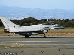 Caças britânicos ‘subiram depois que bombardeiro russo se aproximou do espaço aéreo do Reino Unido’ Dois caças Typhoon voaram da RAF Lossiemouth, na Escócia (imagem de arquivo de um tufão britânico FGR4)