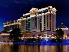 Caesars enfrenta novo processo após segunda suposta violação de segurança de dados Exterior do hotel e cassino Caesars Palace Las Vegas à noite em meio a um processo judicial de violação de dados da Caesars Entertainment