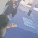 Café faz apelo depois que CCTV mostra mulher quebrando prato na cara de garçonete