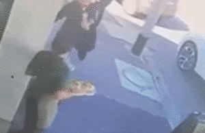 Café faz apelo depois que CCTV mostra mulher quebrando prato na cara de garçonete Café faz apelo depois que CCTV mostra mulher quebrando prato na cara de garçonete