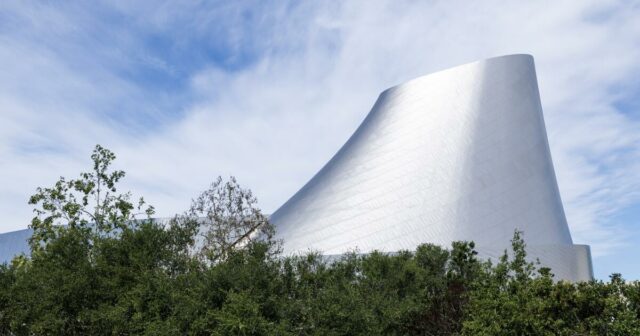 California Science Center conclui construção de novo prédio que abriga o ônibus Endeavour
