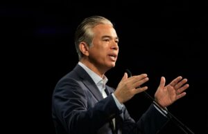 Califórnia diz que a Amazon pressionou os varejistas a aumentar os preços em seus sites para não reduzi-los Califórnia diz que a Amazon pressionou os varejistas a aumentar os preços em seus sites para não reduzi-los