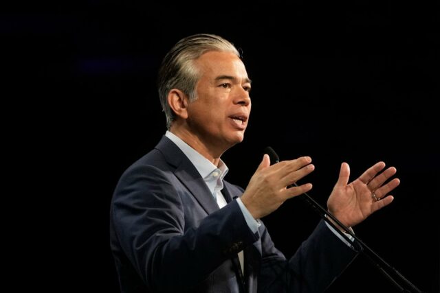 Califórnia diz que a Amazon pressionou os varejistas a aumentar os preços em seus sites para não reduzi-los
