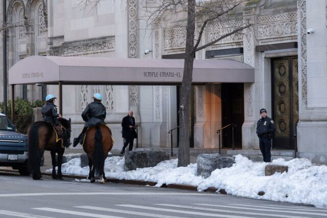 Câmara considera projeto de lei para criar 'zonas tampão' fora dos locais de culto para evitar o caos dos protestos
