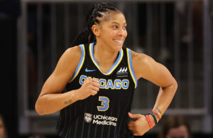 Candace Parker, da Amazon, prevê grande temporada da WNBA na loja: ‘Há mais movimento do que já vimos’ CHICAGO, ILLINOIS - AUGUST 31: Candace Parker #3 of the Chicago Sky celebrates a basket against the Connecticut Sun during the second half in Game Two of the 2022 WNBA Playoffs semifinals at Wintrust Arena on August 31, 2022 in Chicago, Illinois. NOTE TO USER: User expressly acknowledges and agrees that, by downloading and/or using this photograph, User is consenting to the terms and conditions of the Getty Images License Agreement. (Photo by Michael Reaves/Getty Images)
