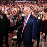 Donald Trump (foto) lançou o mundo no caos ontem ao anunciar que a América bloquearia 'todo e qualquer navio' que tentasse usar o Estreito de Ormuz