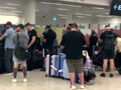 Caos nas viagens após mala abandonada ser despejada em grande aeroporto Caos nas viagens após mala abandonada ser despejada em grande aeroporto