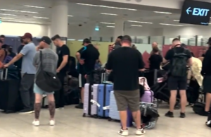 Caos nas viagens após mala abandonada ser despejada em grande aeroporto Caos nas viagens após mala abandonada ser despejada em grande aeroporto